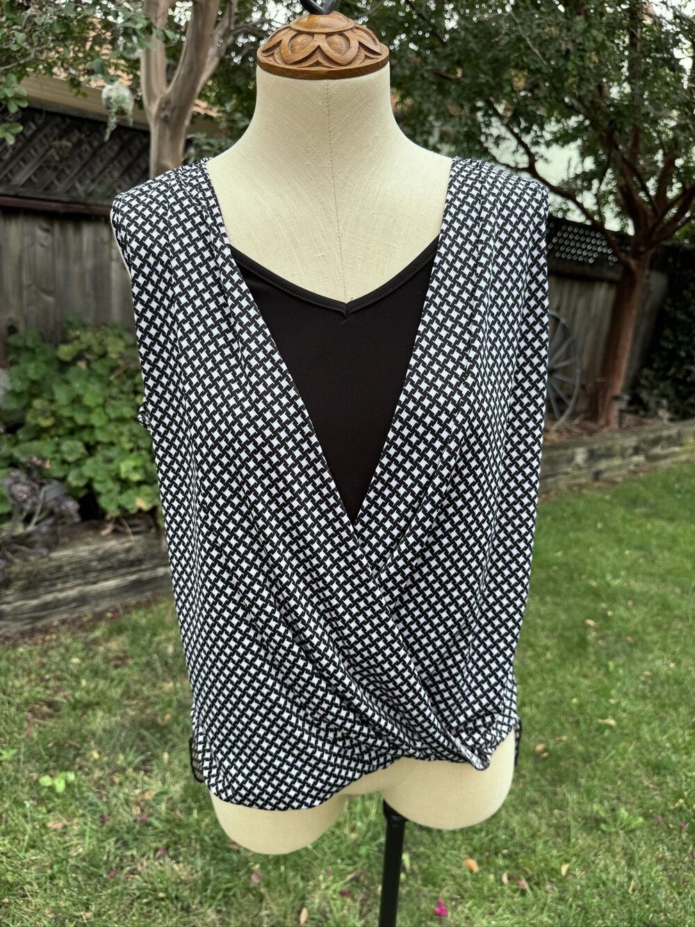 Roz & Ali Womens Petite M Black Houndstooth V-Neck Sleeveless Ruffle Knit Top